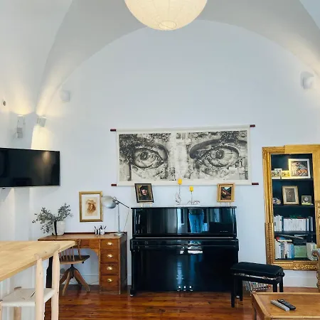 Courbet's Bachelor Pad Apartment Montpellier